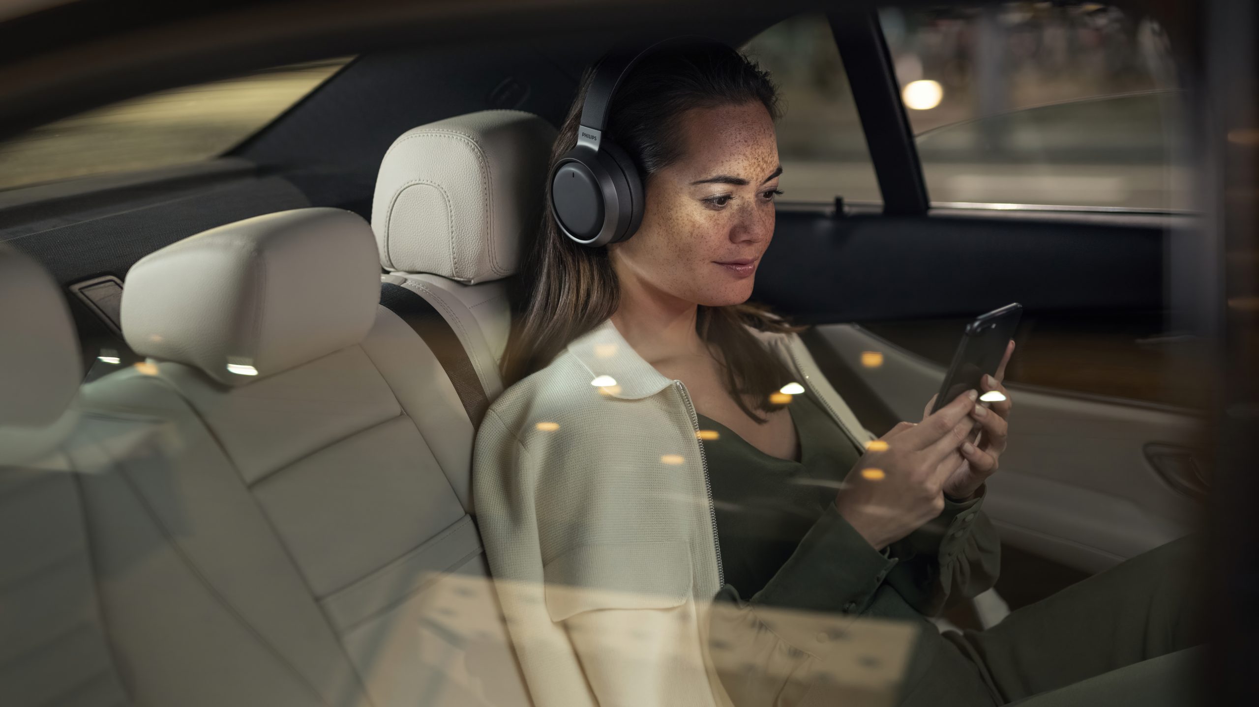 Philips Fidelio L3 lifestyle(2)