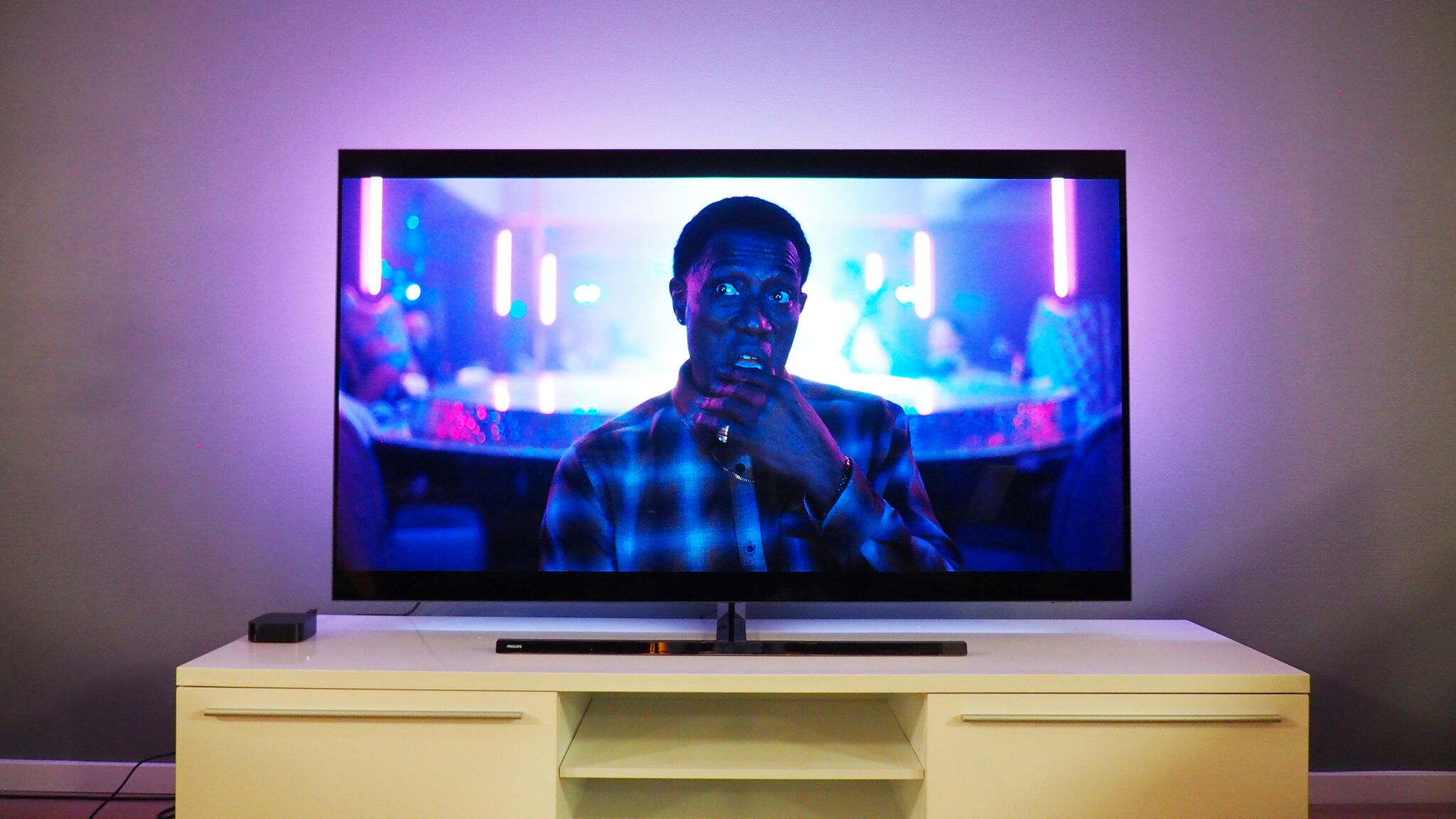 تصرف اشلي فورمان سنو وايت  Philips OLED856 (65OLED856) Review - OLED TV with X-factor