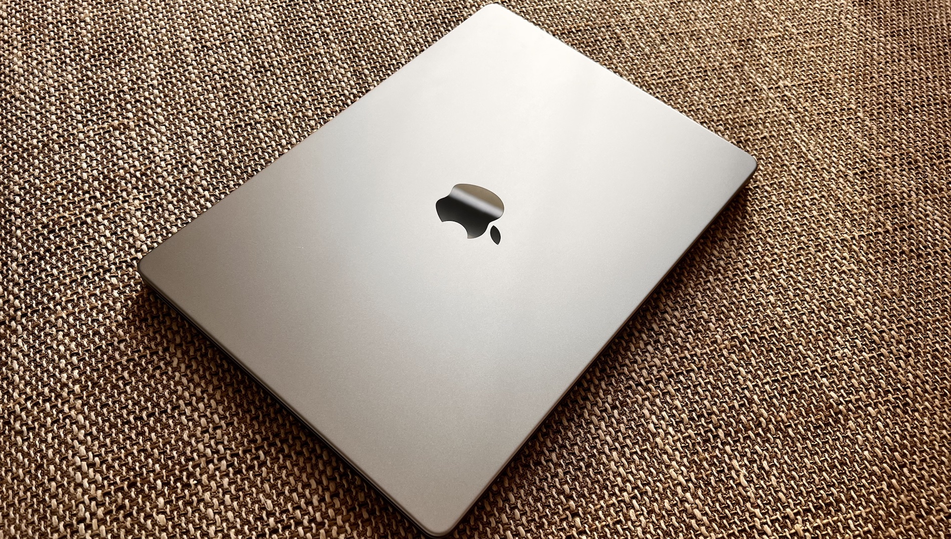 https://www.lbtechreviews.com/wp-content/uploads/2022/01/14_macbookpro_TOP.jpg