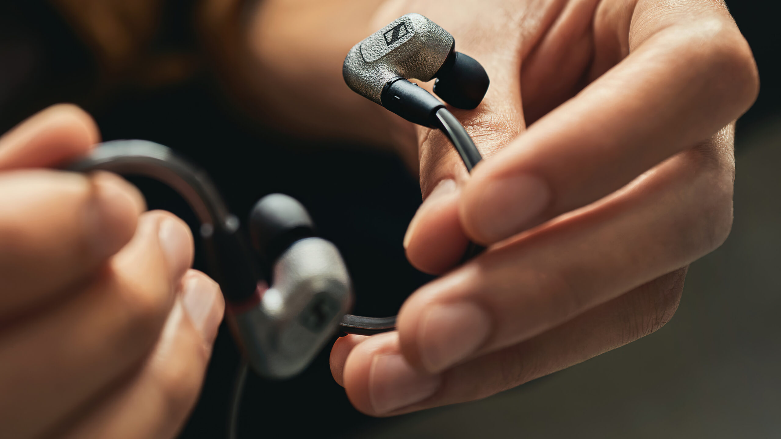 Sennheiser IE600 lifestyle2 LB scaled 1 scaled 1 Sennheiser IE600 lifestyle2 LB scaled 1 scaled 1