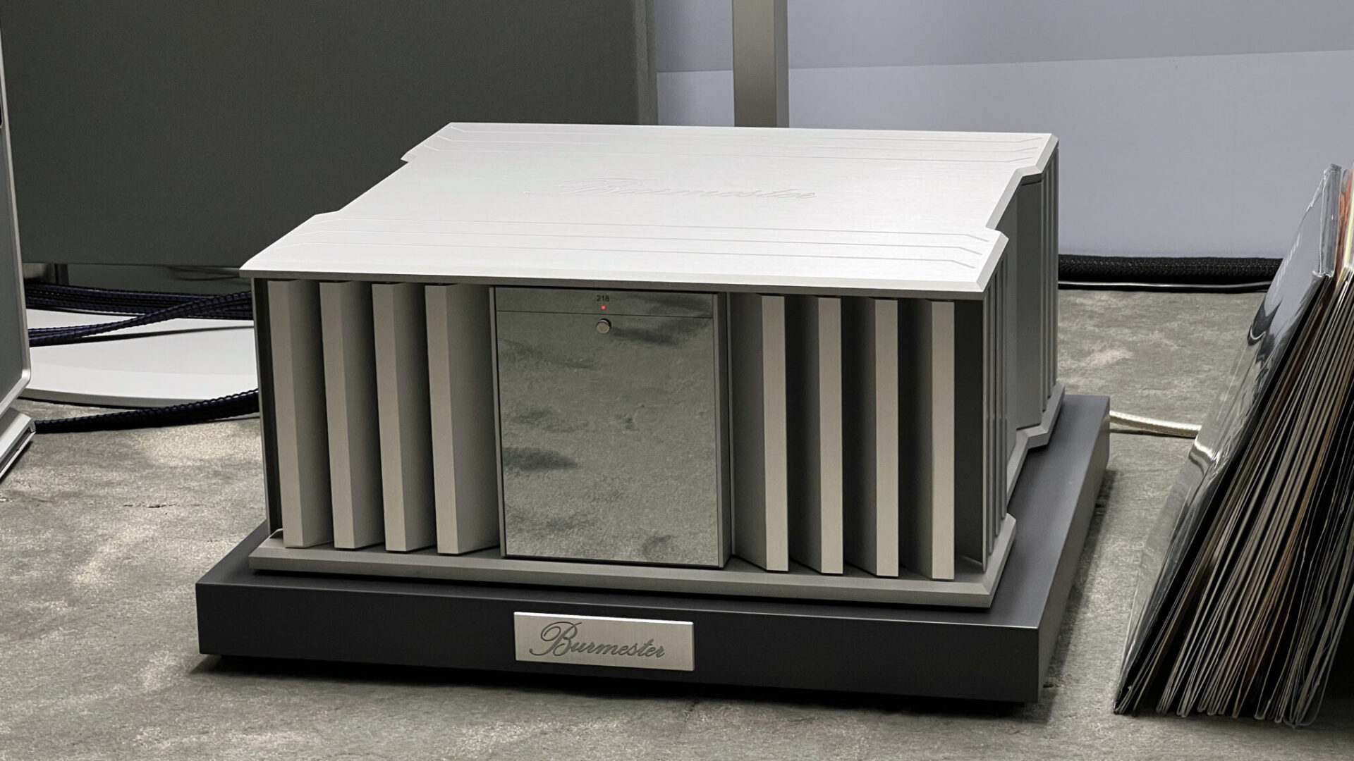 Burmester 218 1 2048x1152 1 Burmester 218 1 2048x1152 1