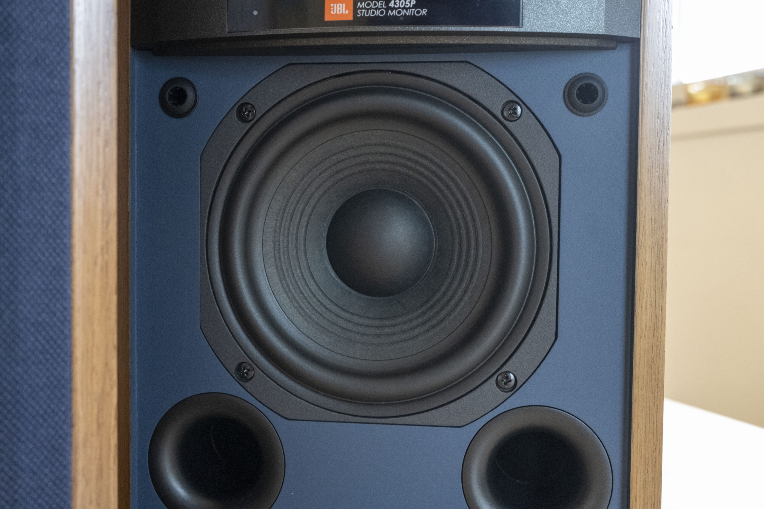 JBL 4305P bass