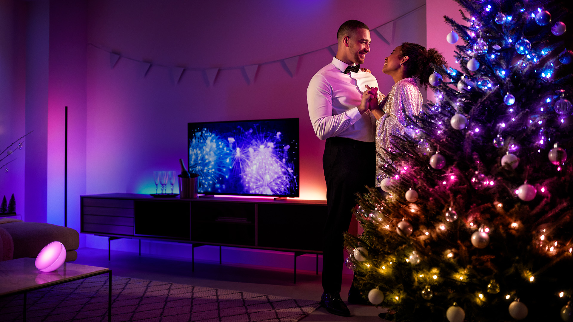 Review: Philips Hue Festavia  Christmas Lights Have Become Smart