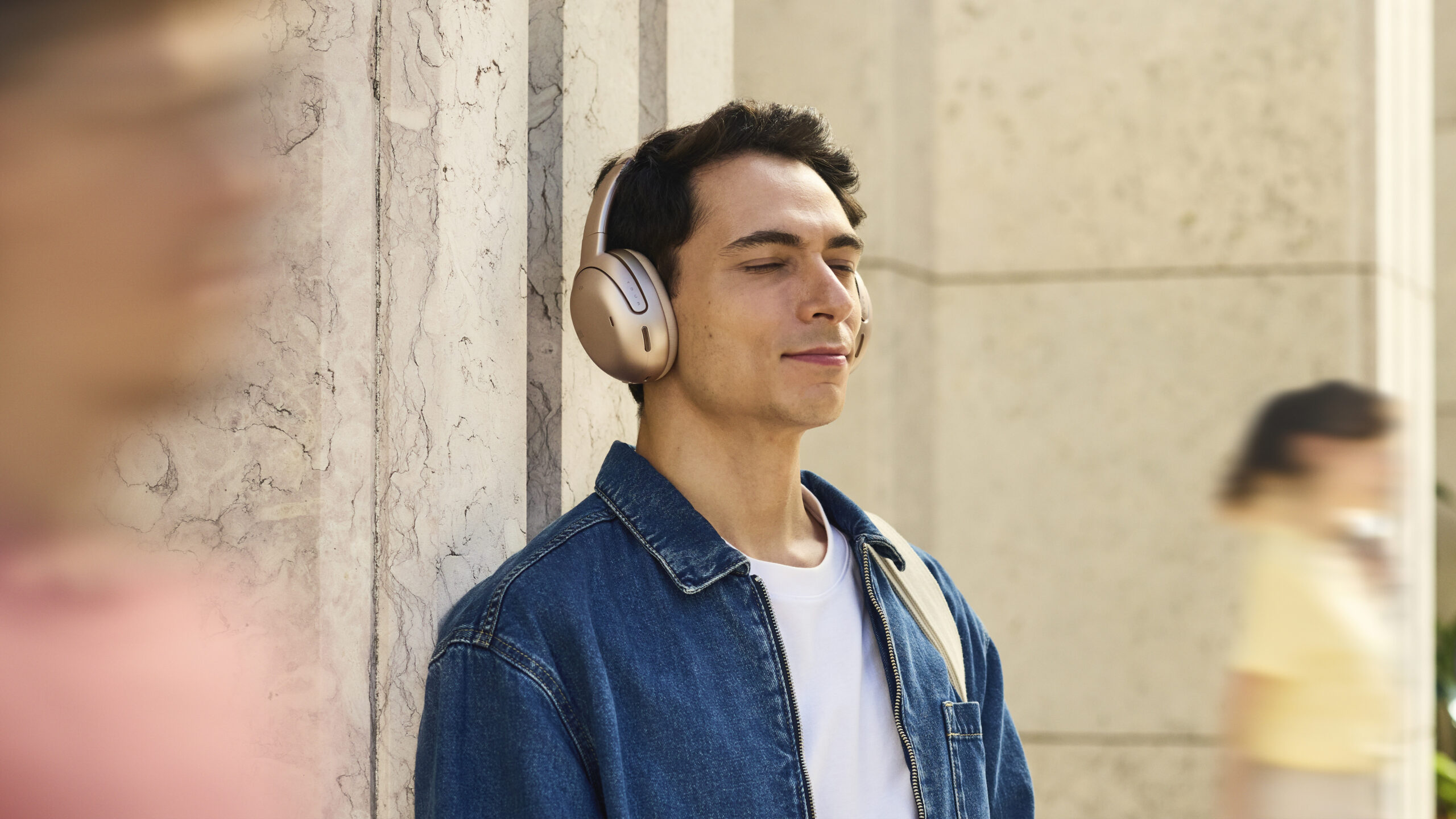 JBL_Tour One M3_Lifestyle 2